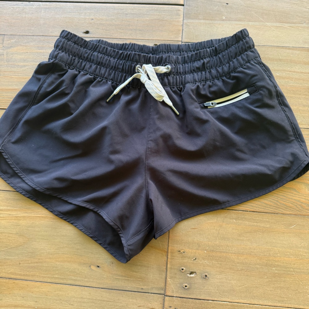 Vuori Black Women's Athletic Shorts Clementine 2.0 Short 2.5" Used!